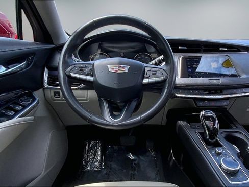 Used 2023 Cadillac XT4 Luxury w/ Cold Weather Package AWD/4WD image 4