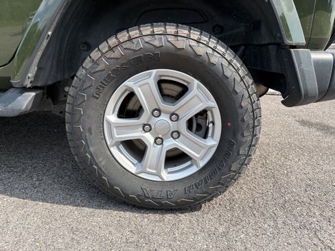 Used 2021 Jeep Wrangler Unlimited Sahara w/ Cold Weather Group AWD/4WD image 10
