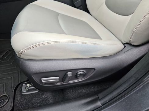 Used 2021 Toyota RAV4 XLE Premium image 17