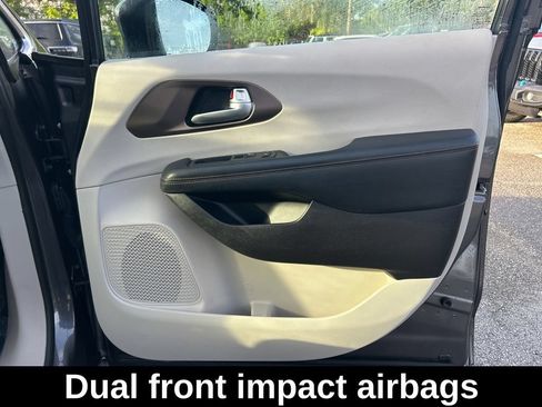 Used 2017 Chrysler Pacifica LX FWD image 23