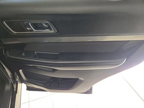 Used 2018 Ford Explorer XLT w/ Equipment Group 202A image 8