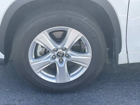 Used 2025 Toyota Highlander LE FWD image 12