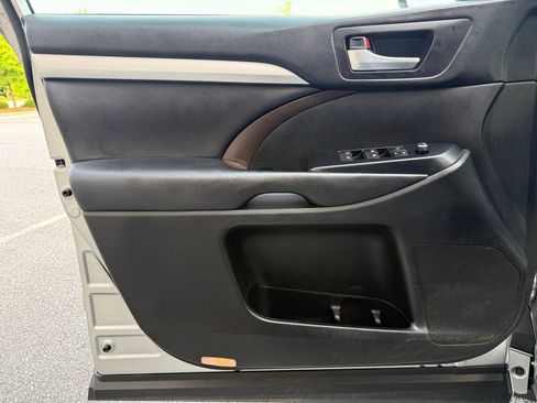 Used 2018 Toyota Highlander XLE AWD/4WD image 44