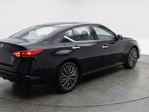Used 2025 Nissan Altima 2.5 SV FWD image 9