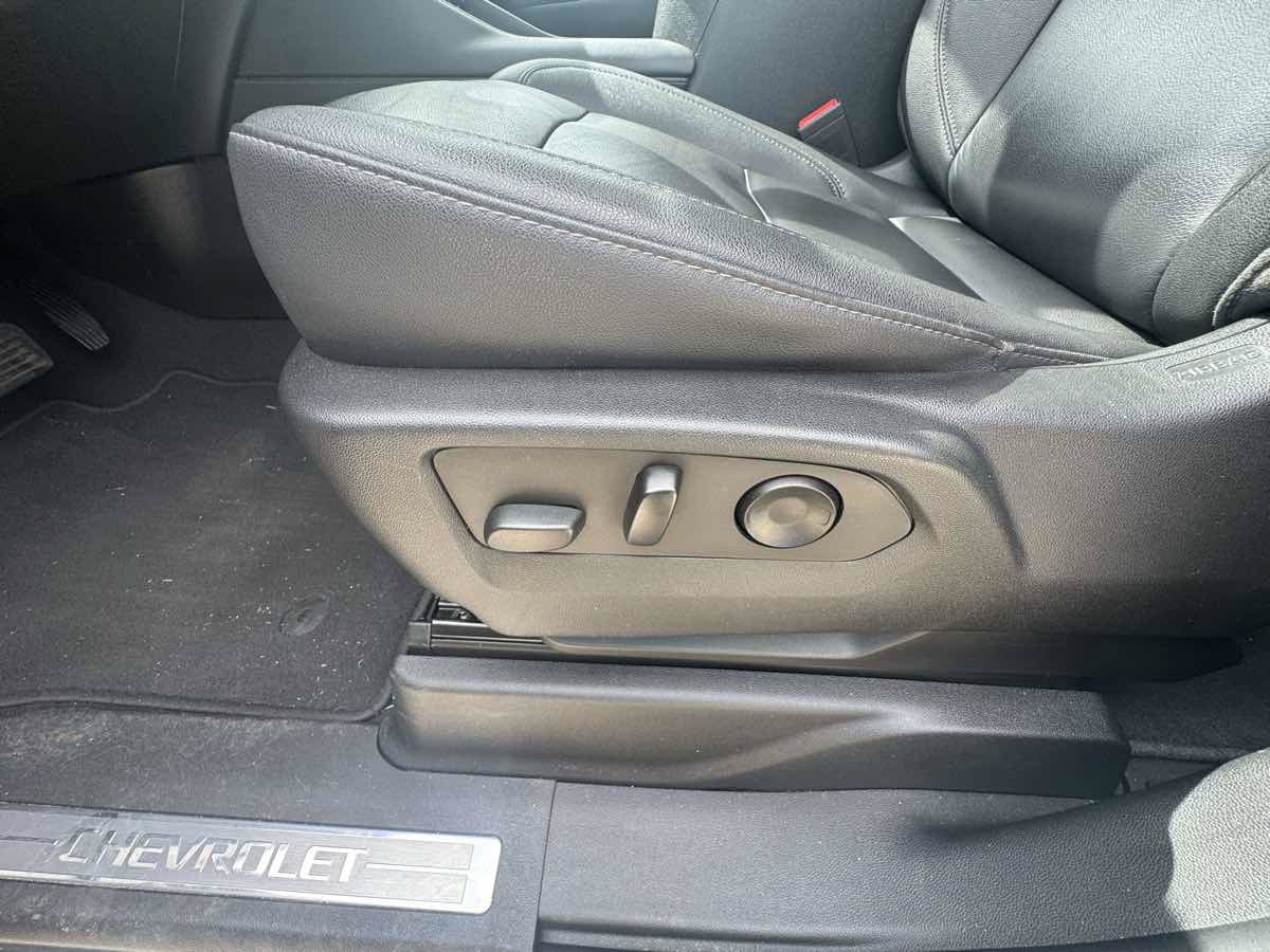 Used 2022 Chevrolet Tahoe Z71 w/ Luxury Package AWD/4WD image 16