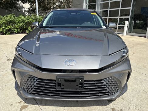 Used 2025 Toyota Camry XLE FWD image 5