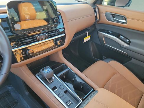 New 2025 Nissan Pathfinder Platinum image 37
