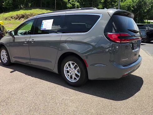Used 2022 Chrysler Pacifica Touring-L FWD image 3