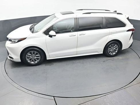 Used 2022 Toyota Sienna XLE image 43