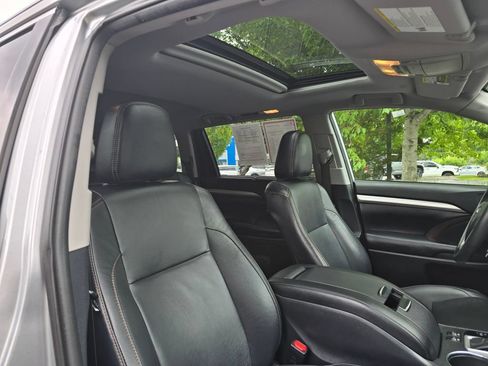 Used 2019 Toyota Highlander XLE AWD/4WD image 12
