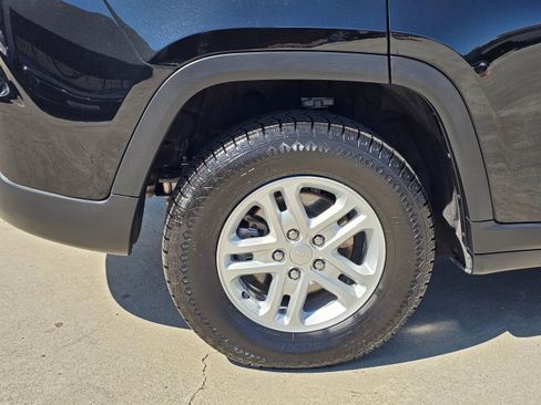 Used 2024 Jeep Grand Cherokee Laredo image 33