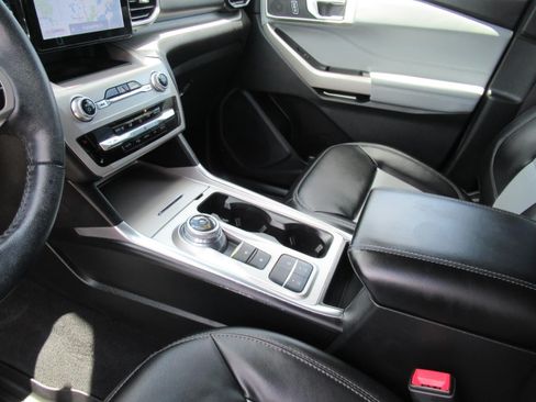 Used 2023 Ford Explorer XLT w/ Equipment Group 202A RWD image 18