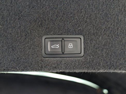 Used 2019 Lamborghini Urus Base image 64