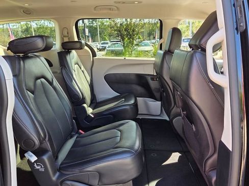 Used 2024 Chrysler Pacifica Touring-L FWD image 16