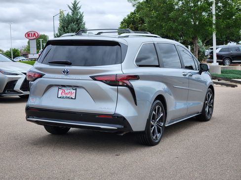 Used 2025 Toyota Sienna Platinum FWD image 3