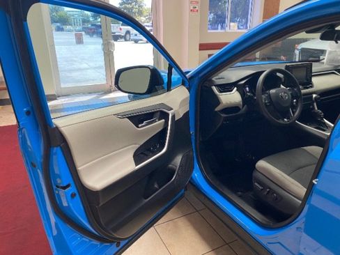 Used 2021 Toyota RAV4 XLE w/ Convenience Package FWD image 10