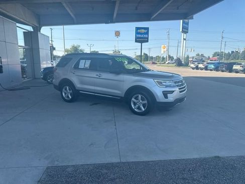 Used 2018 Ford Explorer XLT FWD image 3