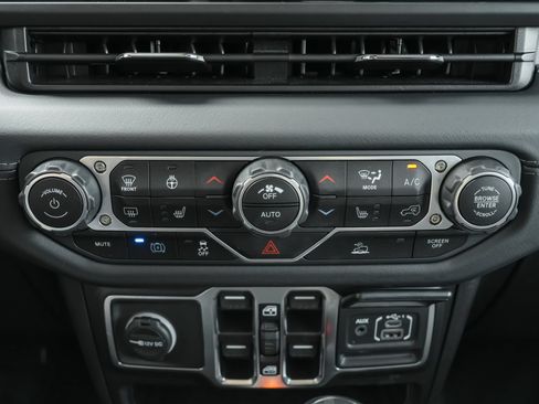 Used 2025 Jeep Wrangler Unlimited Sahara AWD/4WD image 15