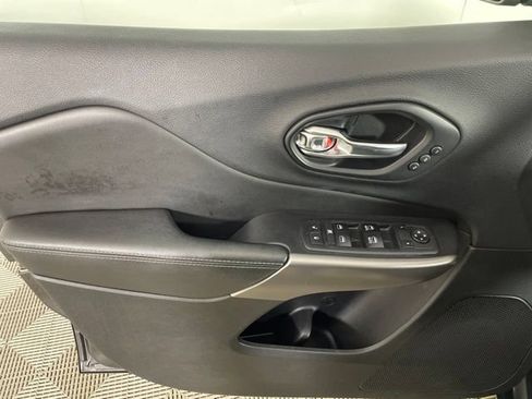 Used 2019 Jeep Cherokee Limited AWD/4WD image 13