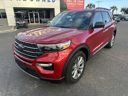 Used 2022 Ford Explorer XLT w/ Equipment Group 202A image 2