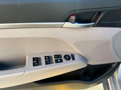 Used 2020 Hyundai Elantra SE image 22