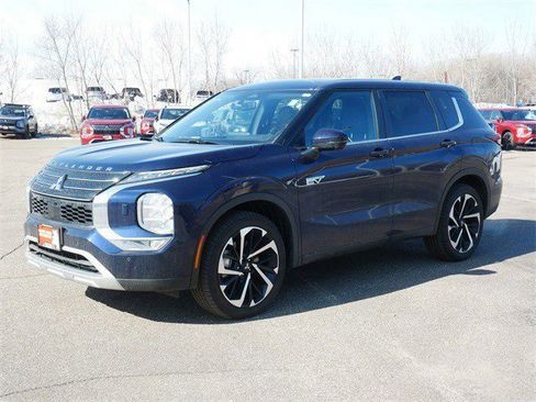 Used 2025 Mitsubishi Outlander SE image 3