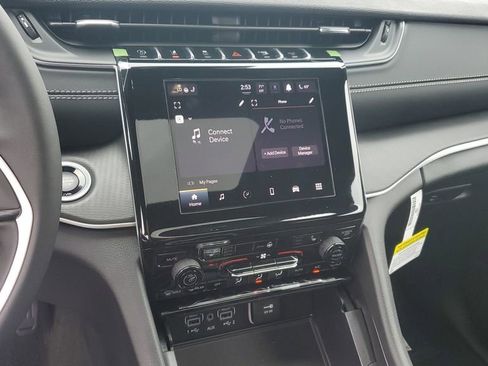 New 2025 Jeep Grand Cherokee Altitude image 25