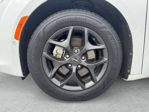 Used 2020 Chrysler Pacifica Touring-L Plus image 23