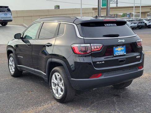 Used 2025 Jeep Compass Latitude AWD/4WD image 3