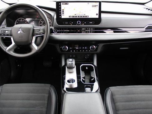 Used 2025 Mitsubishi Outlander SE image 20