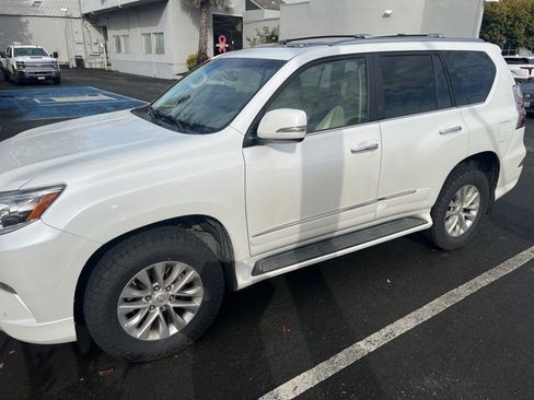 Used 2018 Lexus GX 460 image 2