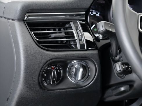 Used 2025 Porsche Macan image 10