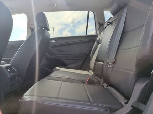 Used 2018 Volkswagen Tiguan SEL AWD/4WD image 24