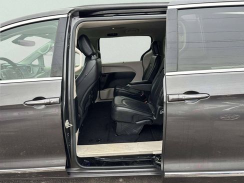 Used 2019 Chrysler Pacifica Touring-L FWD image 14