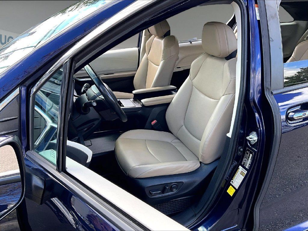 Used 2022 Toyota Sienna XLE w/ XLE Plus Package AWD/4WD image 10
