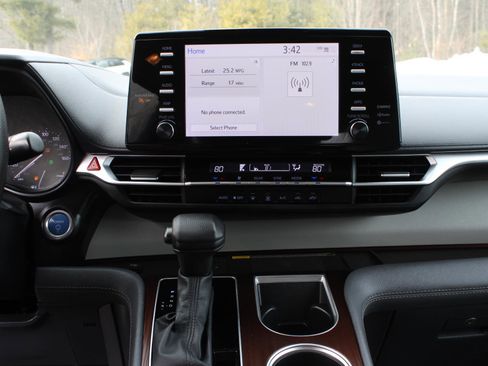 Used 2024 Toyota Sienna LE w/ LE Plus Package image 12