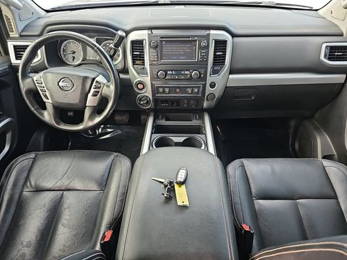 Used 2018 Nissan Titan PRO-4X w/ Pro-4x Convenience Package AWD/4WD image 10