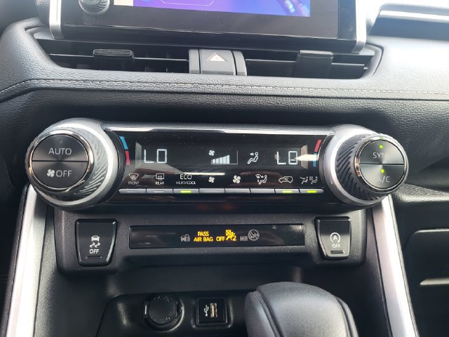 Used 2025 Toyota RAV4 XLE AWD/4WD image 17