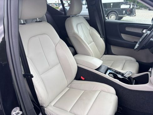 Used 2023 Volvo XC40 B4 Ultimate FWD image 14