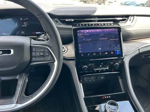 Used 2025 Jeep Grand Cherokee Limited RWD image 18