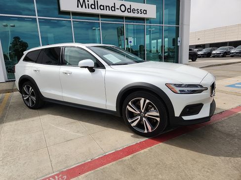 Used 2025 Volvo V60 B5 Cross Country Plus AWD/4WD image 8