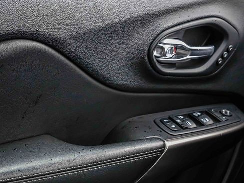 Used 2019 Jeep Cherokee Limited AWD/4WD image 16