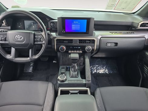 Certified 2025 Toyota Tacoma SR5 AWD/4WD image 10