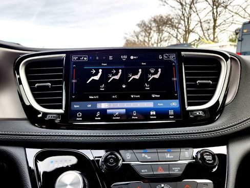 New 2025 Chrysler Pacifica Select image 21