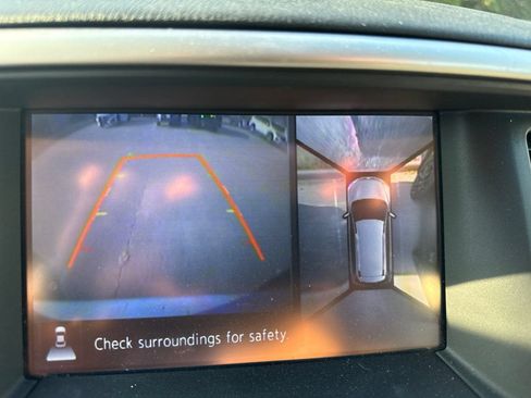 Used 2016 Nissan Pathfinder Platinum FWD image 2