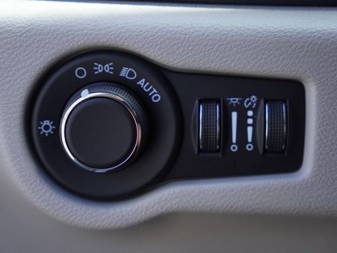 Used 2023 Chrysler Voyager LX image 14