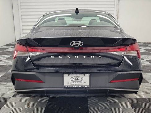 Used 2025 Hyundai Elantra SE FWD image 5