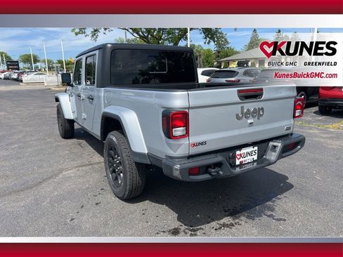 Used 2023 Jeep Gladiator Overland AWD/4WD image 7