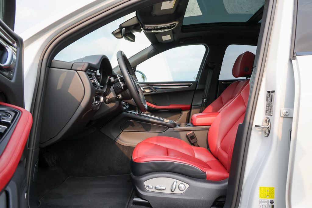 Certified 2026 Porsche Macan AWD/4WD image 31