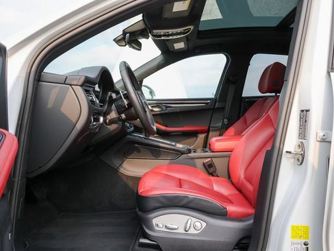Certified 2026 Porsche Macan AWD/4WD image 31